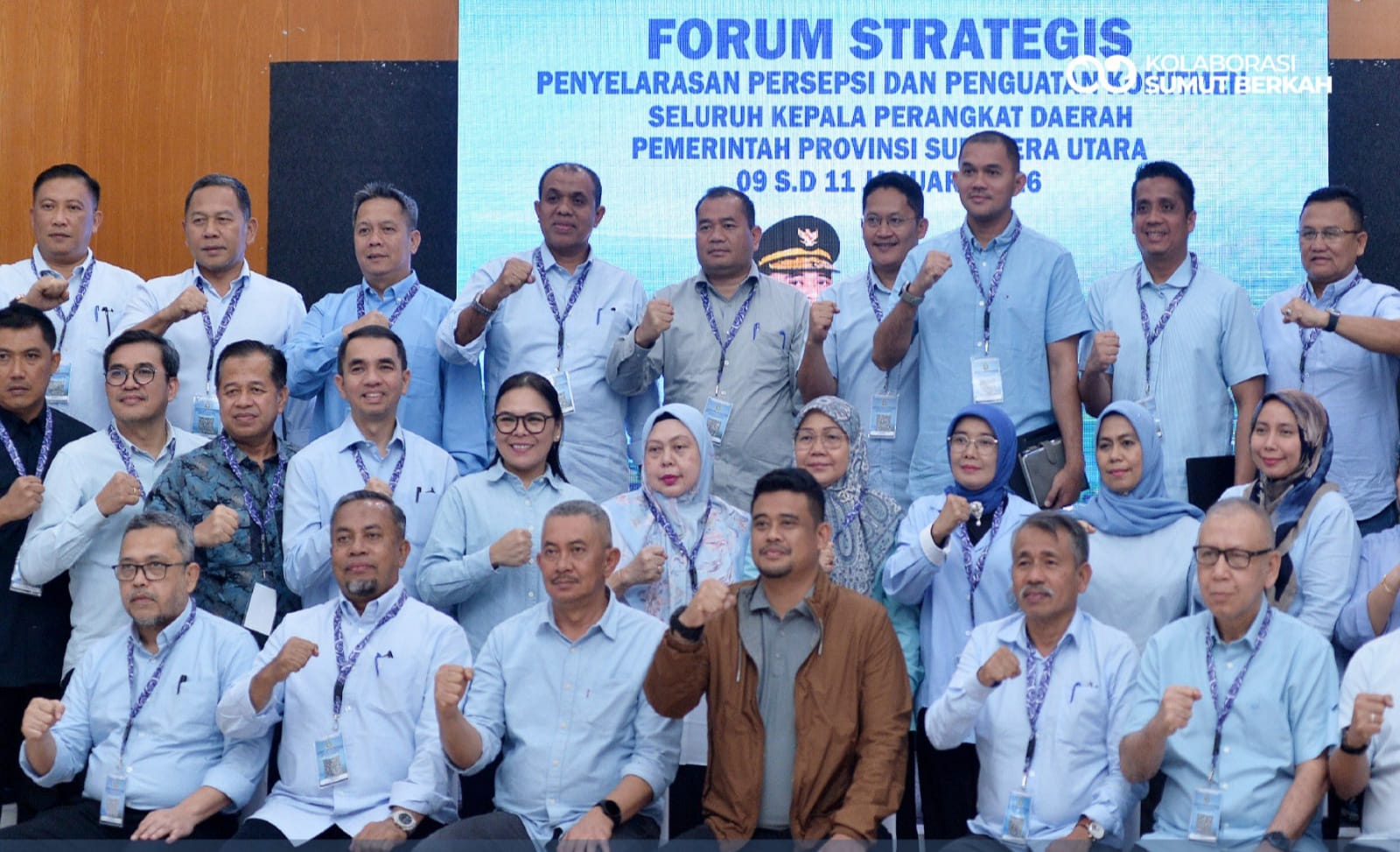 Gbr: Gubernur Sumut, Muhammad Bobby Afif Nasution pose bersama OPD pada penutupan forum di Aula Mes Pora-Pora Tengku Rizal Nurdin Parapat, Minggu malam (11/1/2026).