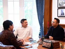 Seskab Teddy ‘ngabuburit’ bersama Utusan Khusus Presiden Raffi Ahmad