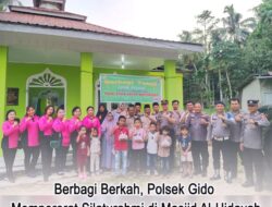 Polsek Gido dan Bhayangkari Bagikan Takjil di Desa Lolozasai