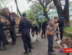 Brimob Aceh Bersama Dinas Lingkungan Hidup Bersihkan Taman Kehati Kota Subulussalam