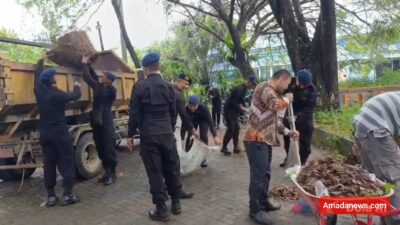 Brimob Aceh Bersama Dinas Lingkungan Hidup Bersihkan Taman Kehati Kota Subulussalam