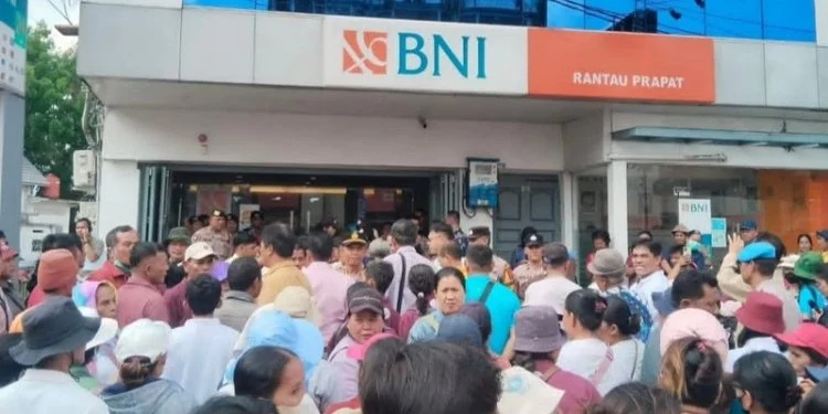 Ilustrasi umat Katolik dari Paroki Aek Nabara saat aksi protes di Kantor Cabang Bank Negara Indonesia (BNI) di Rantau Prapat, Sumatera Utara.