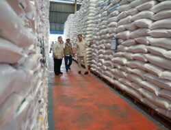 Presiden Prabowo Sidak Gudang Bulog Magelang, Pastikan Stok Pangan Aman