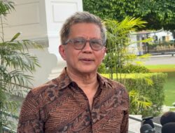 Rocky Gerung Disapa Prabowo sebagai “Disiden” di Istana