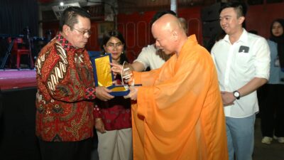 Malam Doa dan Festival Malam Waisak 2570 BE, Wali Kota Siantar dan Ketua TP PKK Diberi Penghargaan Anumodana