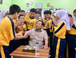 Prabowo Tinjau SPPG Palmerah dan Makan Bersama Siswa SMPN 111 di Jakarta Barat