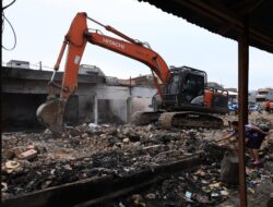 Pemko Pematangsiantar Kerahkan Alat Berat Robohkan Bangunan dan Bersihkan Puing-puing Kebakaran di Pasar Dwikora