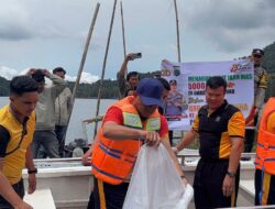 HUT Bhayangkara ke-80: Kapolres Karo Tebar 10.000 Benih Ikan Mas di Danau Lau Kawar, Ajak Masyarakat Jaga Kelestarian Alam