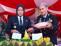 Peringatan Hari Bhayangkara ke -80, Wakil Wali Kota Herlina Bersama Kapolres Pematangsiantar Potong Kue Tart