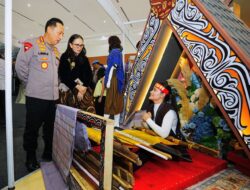 Kapolri dan Ketua Umum Bhayangkari Apresiasi Keahlian Menenun Songket Bhayangkari Sumut