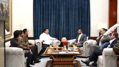Presiden Prabowo Terima Direktur FBI AS, Artefak Papua Dikembalikan ke Indonesia
