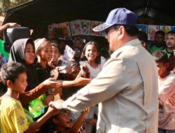 Kunjungan di Nagekeo, Senyum Anak-Anak Sambut Prabowo di Tenda Pengungsian