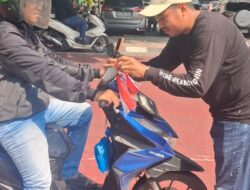 Kelompok Motor Insieme Bagi-Bagi Bendera Merah Putih Jelang HUT RI ke-81