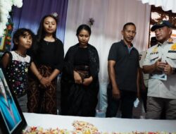 Tito Karnavian Puji Manajemen Posko Gempa Maumere, Serahkan Santunan ke Keluarga Korban