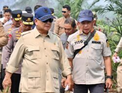 Mendagri Tito Karnavian dampingi Presiden Prabowo meninjau langsung penanganan kebakaran hutan dan lahan  di Kalbar