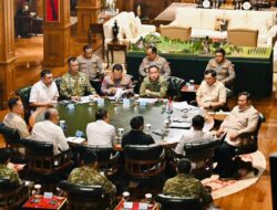 Presiden Prabowo Bahas Situasi Nasional dan Karhutla Bersama Panglima TNI dan Kapolri